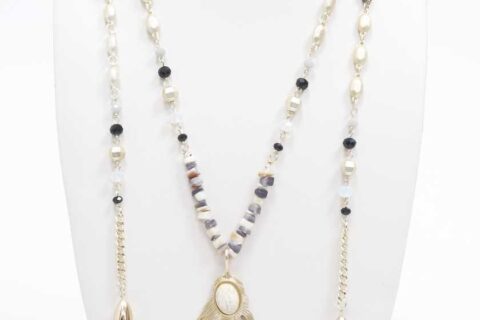 Long collier avec petites pierres et feuille de métal -