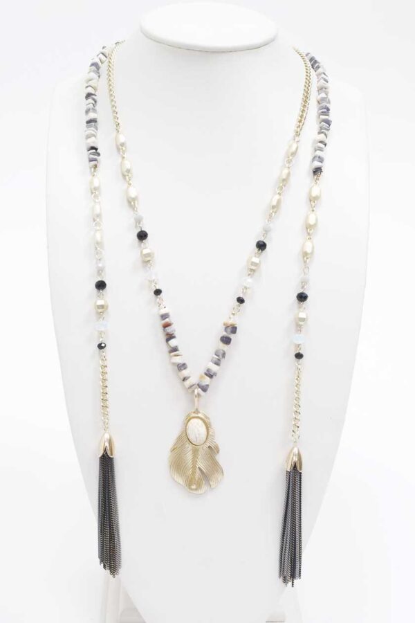 Long collier avec petites pierres et feuille de métal -
