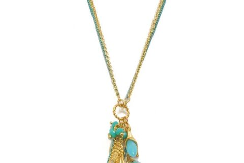 Long collier à feuille dorée et breloques
