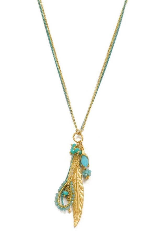 Long collier à feuille dorée et breloques