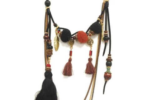 Long collier - pendentif à floches et breloques