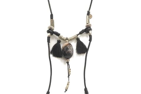 Long collier à corde en cuir avec pompons et feuille en métal
