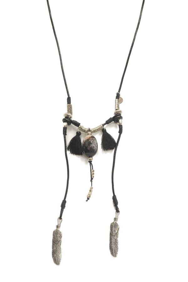 Long collier à corde en cuir avec pompons et feuille en métal