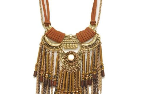 Collier court à franges - chaines en ornement metallique