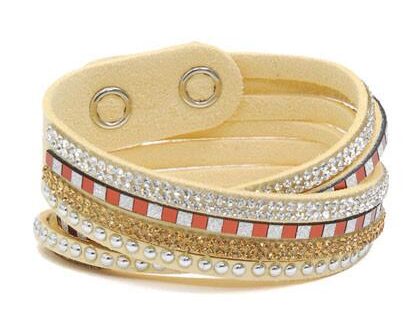 Bracelet beige à strass et clous