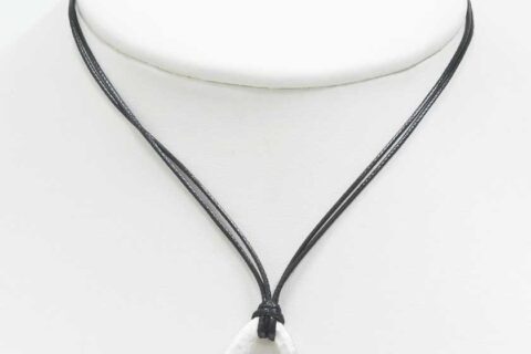 Magnifique collier à corde. Pendentif argenté en métal