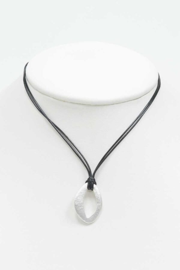 Magnifique collier à corde. Pendentif argenté en métal